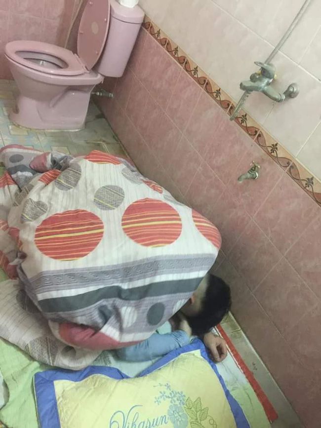 Đã nhậu nhẹt đêm hôm còn liên tục gọi huệ, vợ trẻ ân cần trải chăn gối vào nhà vệ sinh cho chồng ngủ khiến cư dân mạng sốc nặng