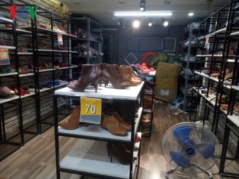 Hàng thời trang giảm giá sâu vẫn… ế