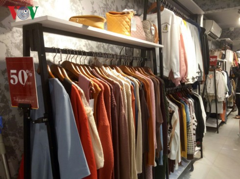 Hàng thời trang giảm giá sâu vẫn… ế