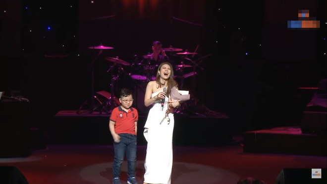 Mỹ Tâm quỳ gối bên cạnh cậu bé 4 tuổi: Đỉnh cao đẳng cấp là đây!