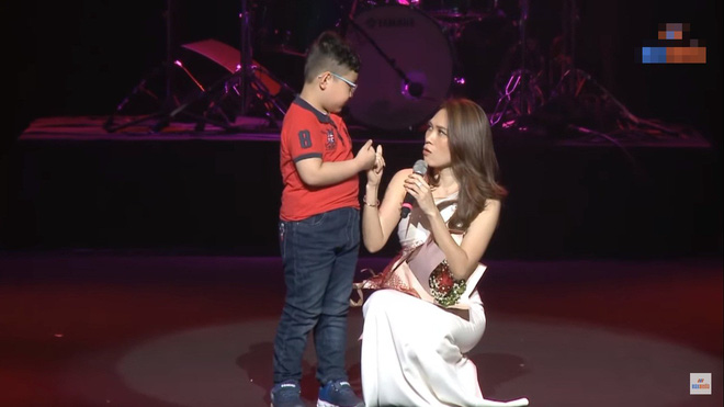 Mỹ Tâm quỳ gối bên cạnh cậu bé 4 tuổi: Đỉnh cao đẳng cấp là đây!