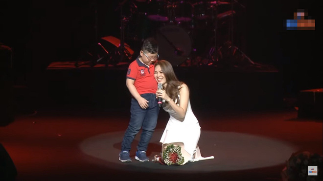 Mỹ Tâm quỳ gối bên cạnh cậu bé 4 tuổi: Đỉnh cao đẳng cấp là đây!