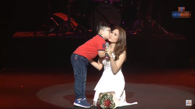 Mỹ Tâm quỳ gối bên cạnh cậu bé 4 tuổi: Đỉnh cao đẳng cấp là đây!