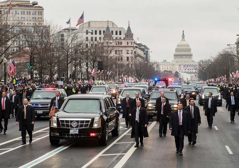 Đội hình xe hộ tống của ông Trump vận hành như thế nào?