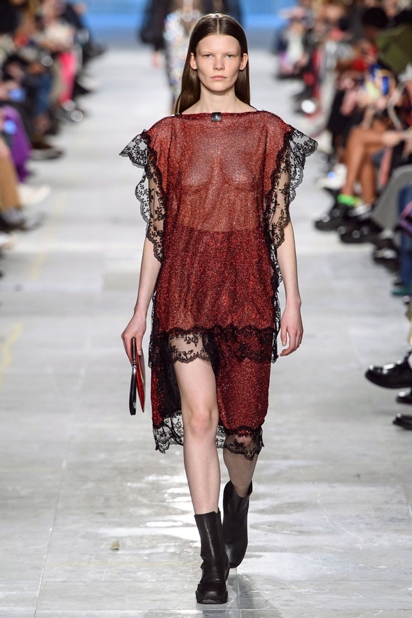 Người mẫu của Christopher Kane diễn đồ xuyên thấu không nội y