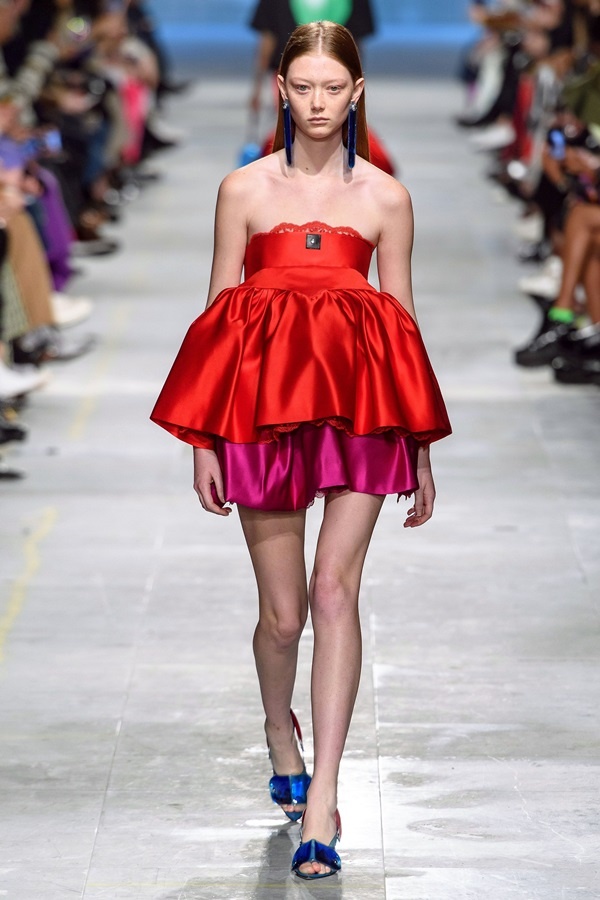 Người mẫu của Christopher Kane diễn đồ xuyên thấu không nội y