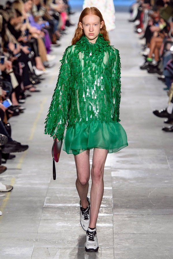 Người mẫu của Christopher Kane diễn đồ xuyên thấu không nội y