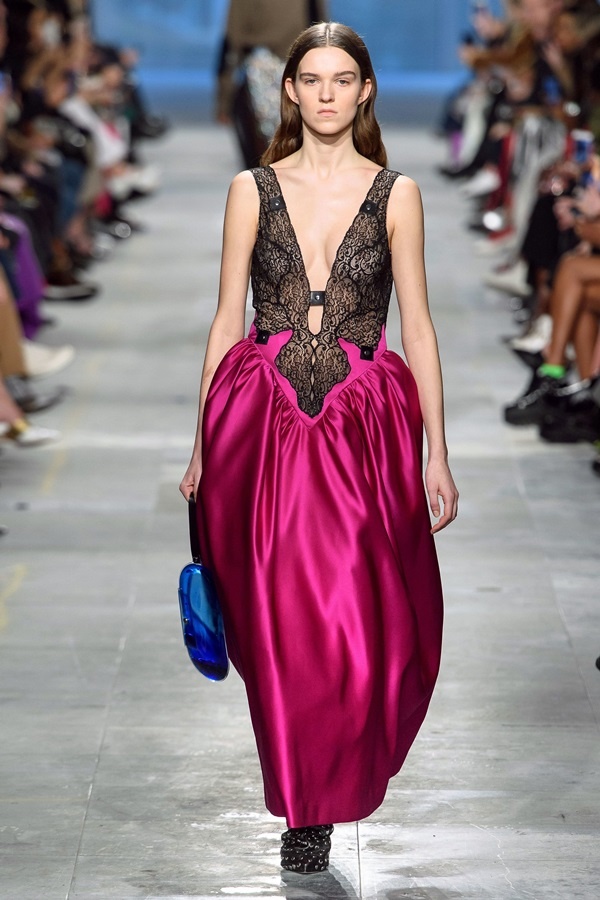 Người mẫu của Christopher Kane diễn đồ xuyên thấu không nội y