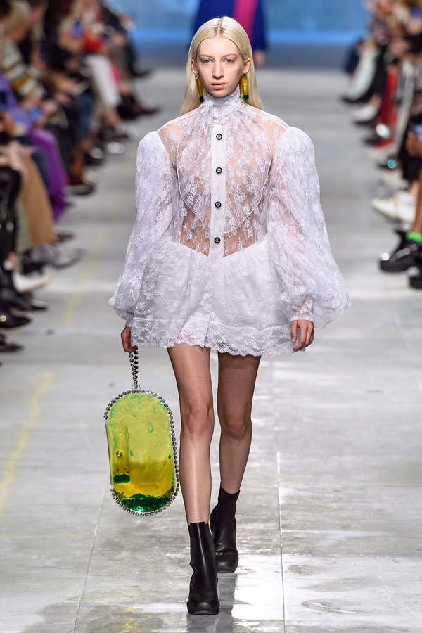 Người mẫu của Christopher Kane diễn đồ xuyên thấu không nội y