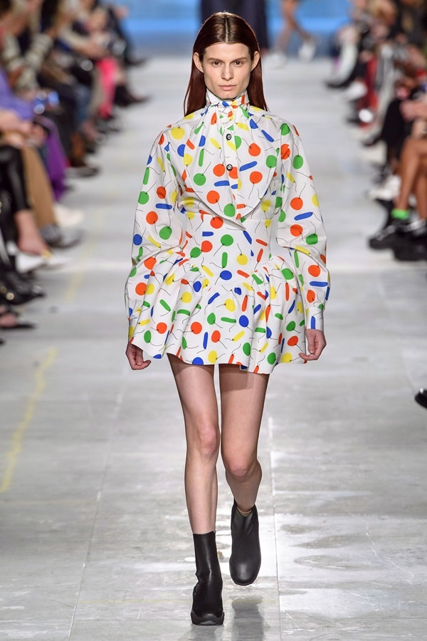 Người mẫu của Christopher Kane diễn đồ xuyên thấu không nội y