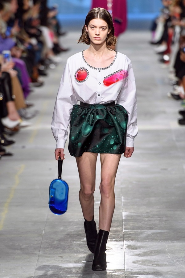 Người mẫu của Christopher Kane diễn đồ xuyên thấu không nội y