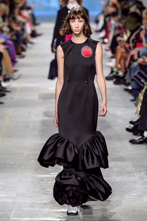 Người mẫu của Christopher Kane diễn đồ xuyên thấu không nội y