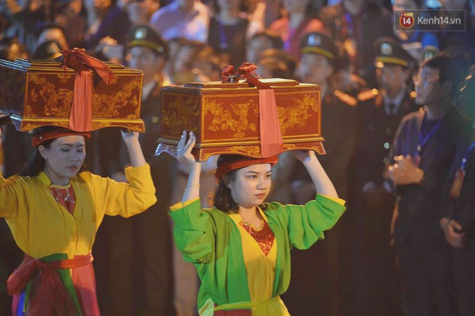 Người dân ném tiền vào kiệu ấn trước giờ khai hội tại Đền Trần