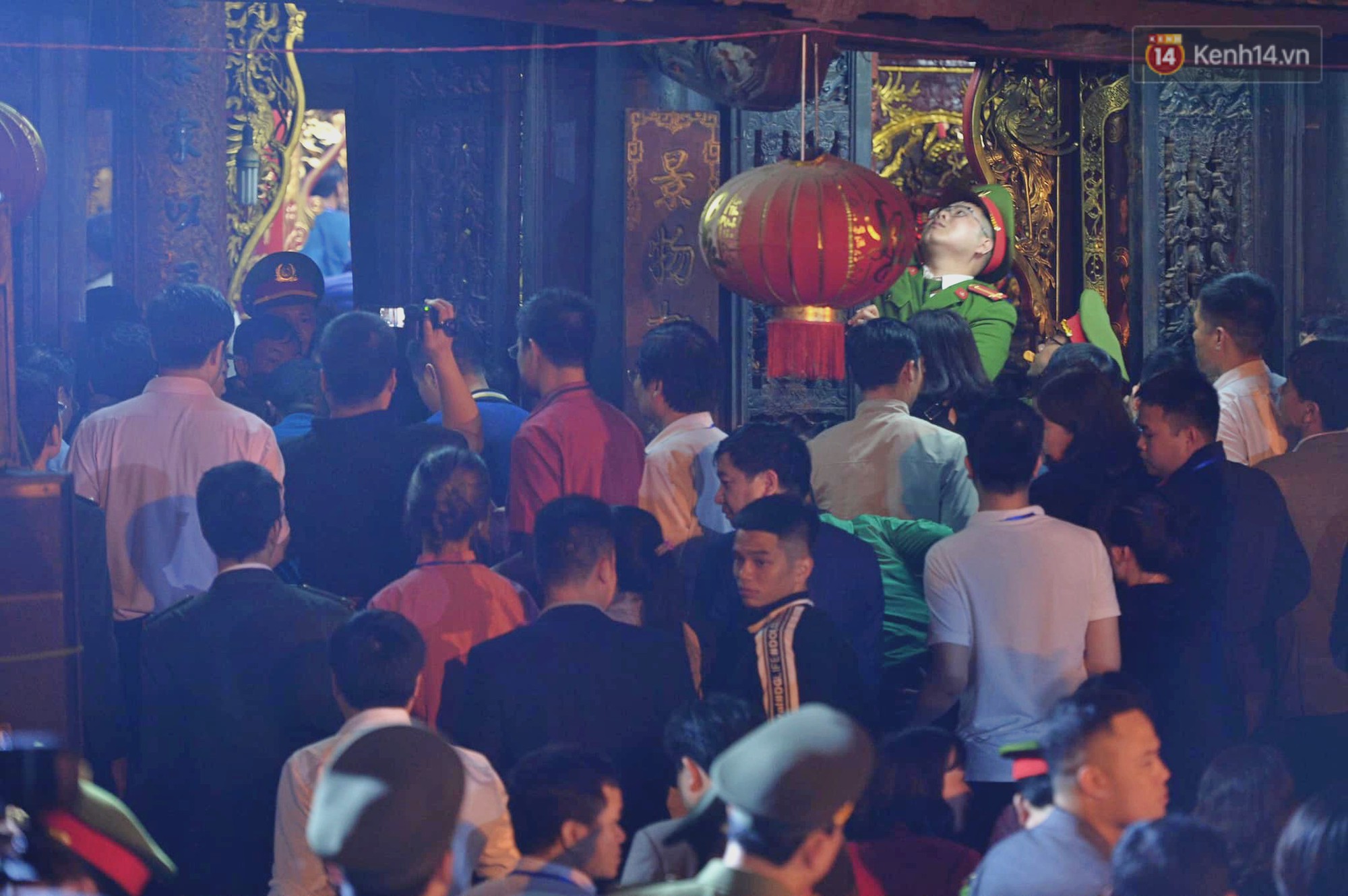 Người dân ném tiền vào kiệu ấn trước giờ khai hội tại Đền Trần