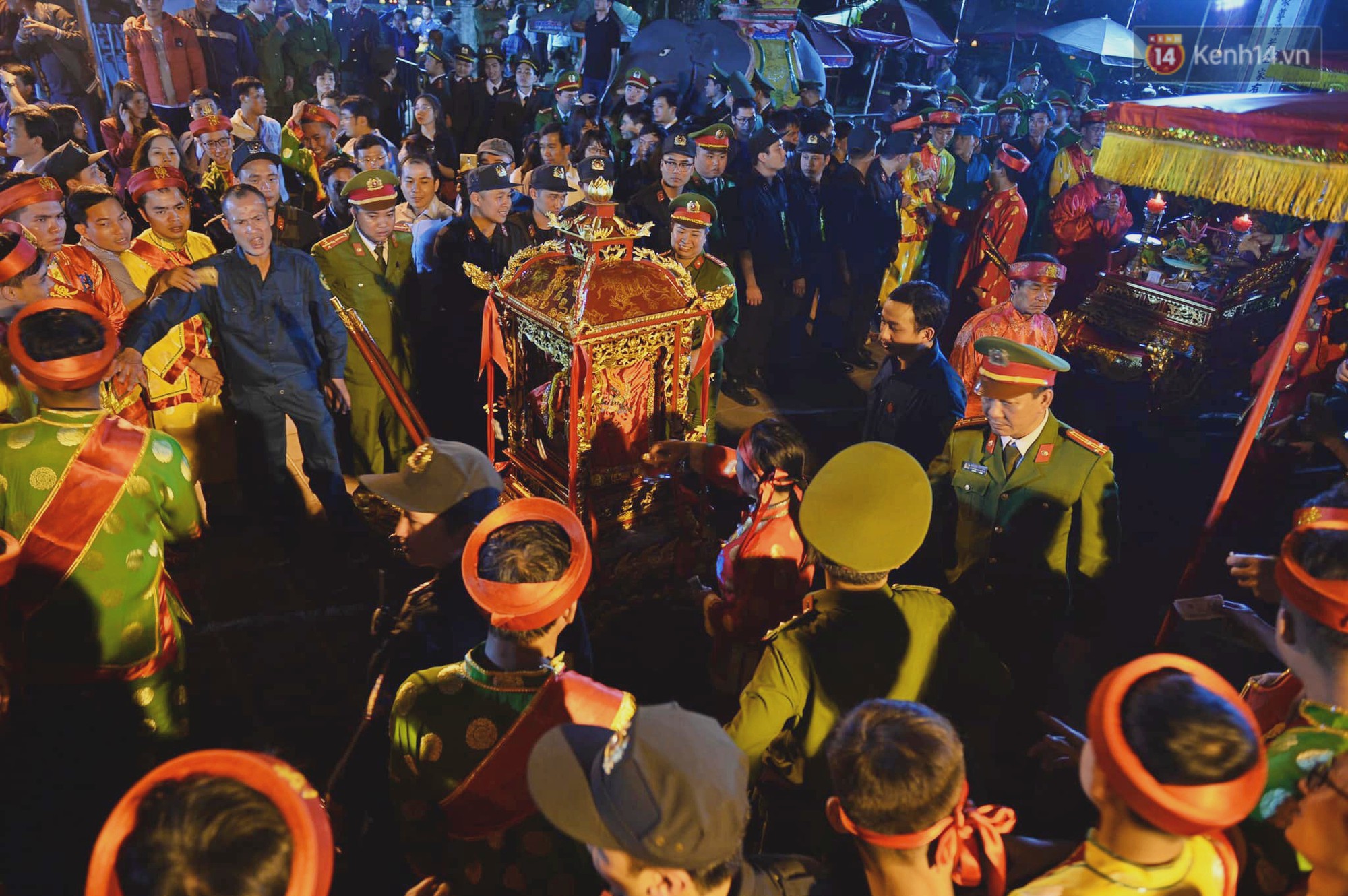 Người dân ném tiền vào kiệu ấn trước giờ khai hội tại Đền Trần