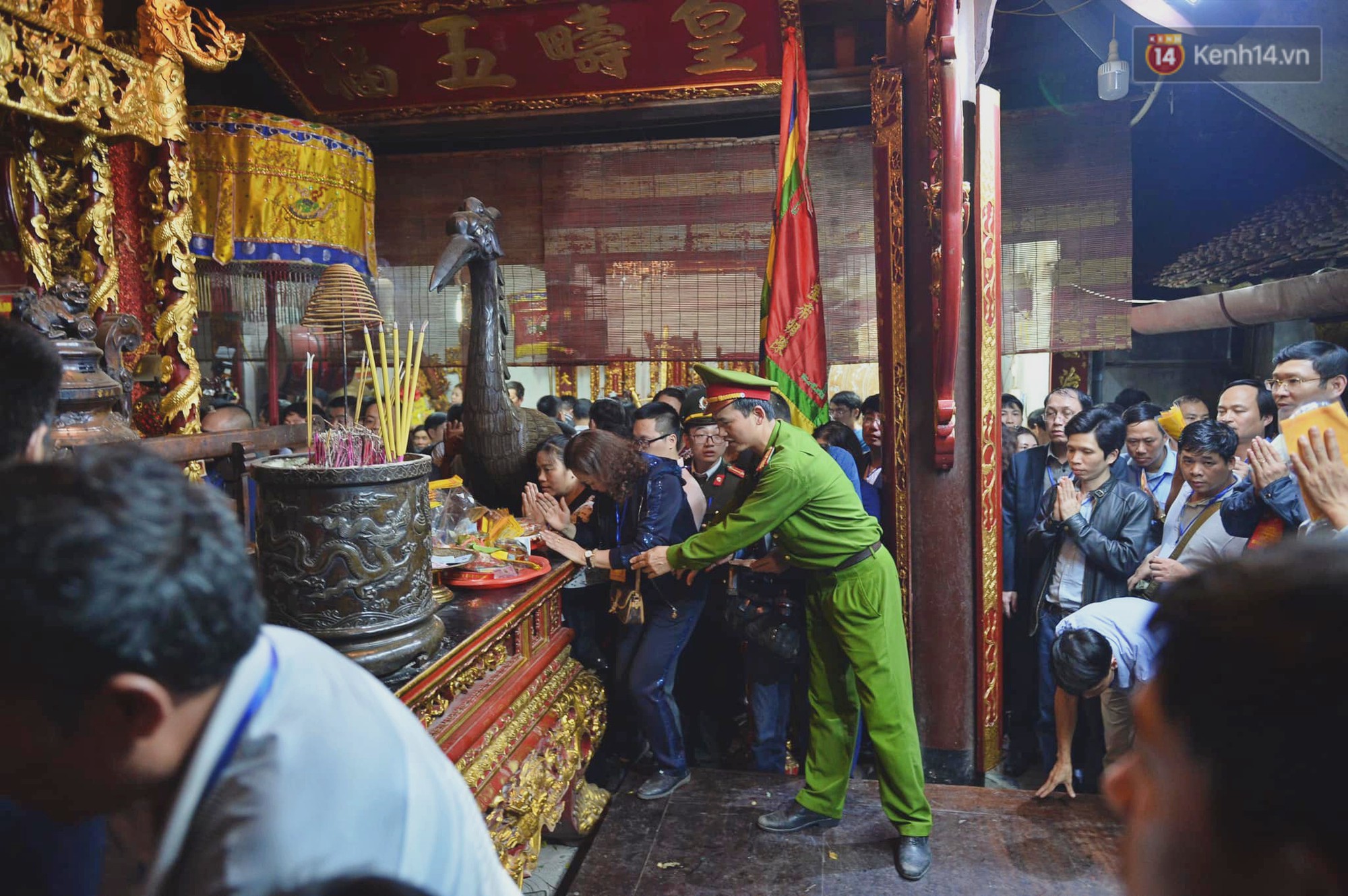 Người dân ném tiền vào kiệu ấn trước giờ khai hội tại Đền Trần