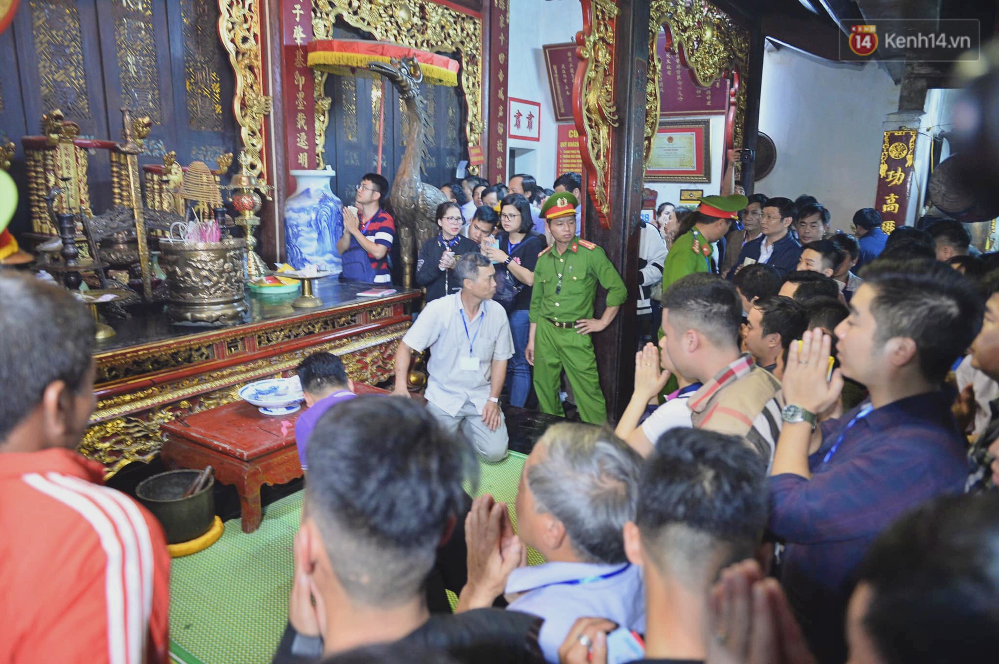 Người dân ném tiền vào kiệu ấn trước giờ khai hội tại Đền Trần