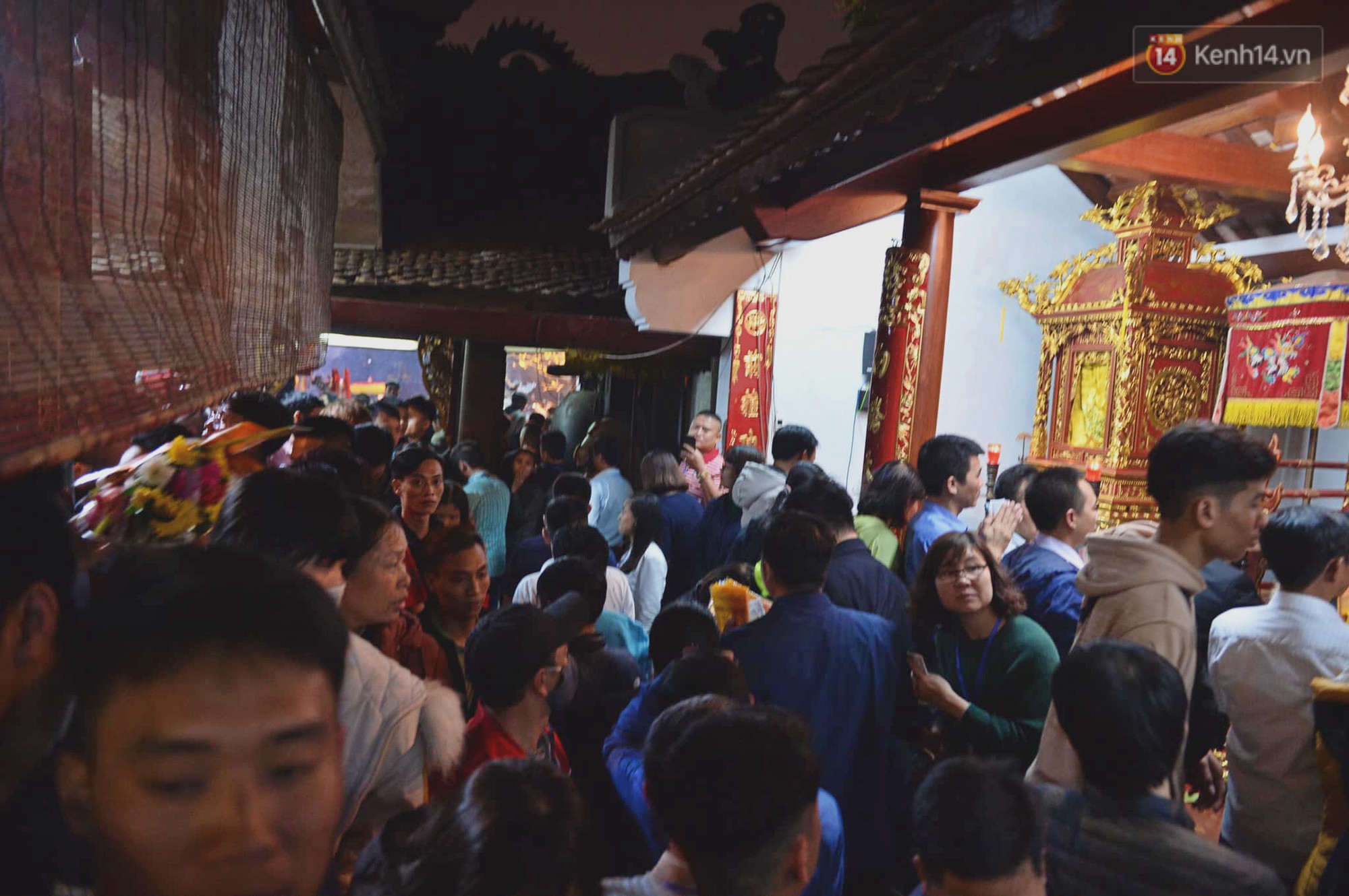 Người dân ném tiền vào kiệu ấn trước giờ khai hội tại Đền Trần