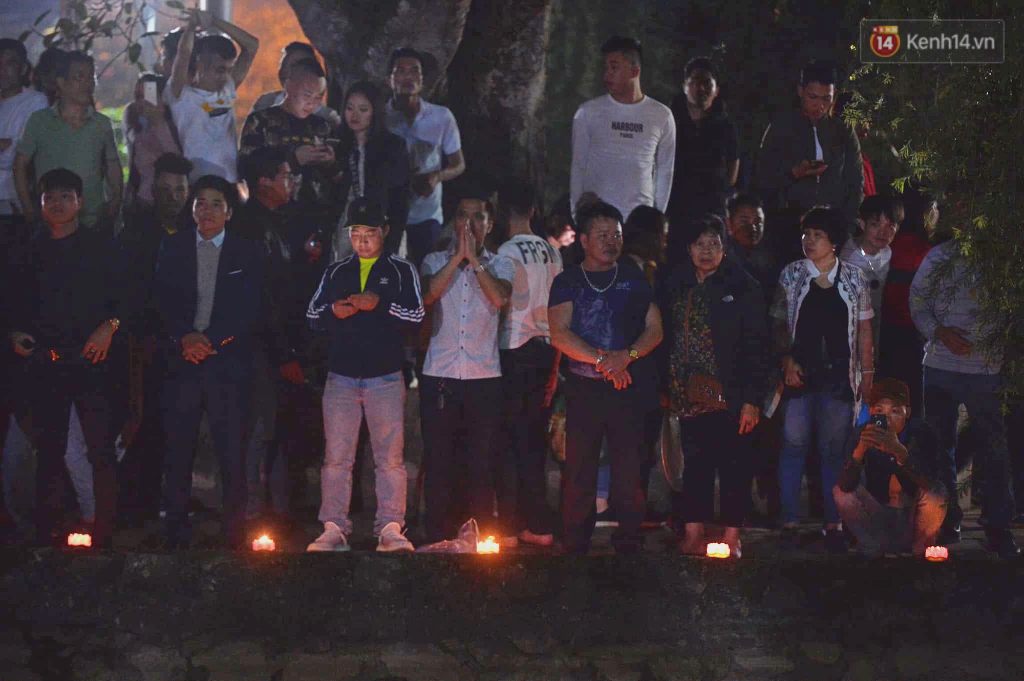 Người dân ném tiền vào kiệu ấn trước giờ khai hội tại Đền Trần