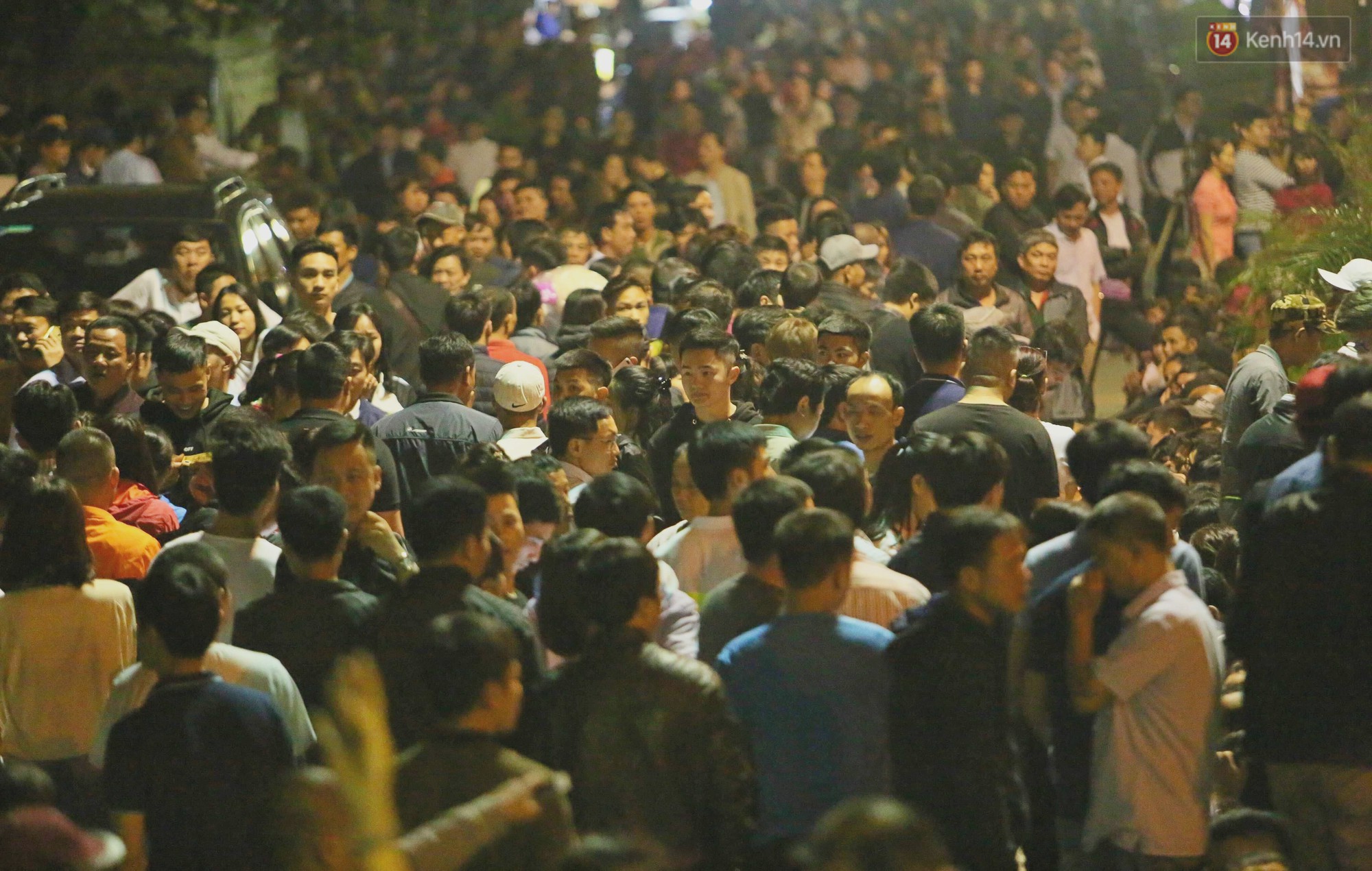 Người dân ném tiền vào kiệu ấn trước giờ khai hội tại Đền Trần