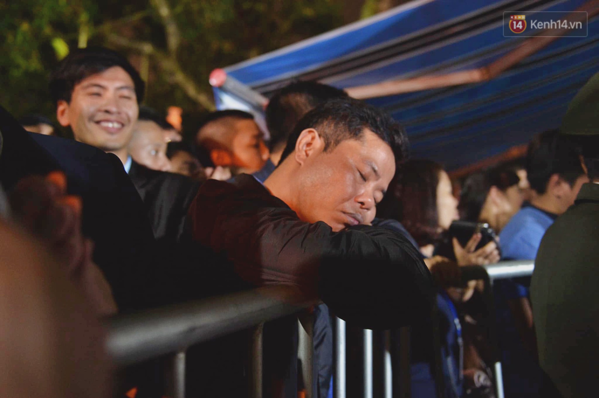 Người dân ném tiền vào kiệu ấn trước giờ khai hội tại Đền Trần