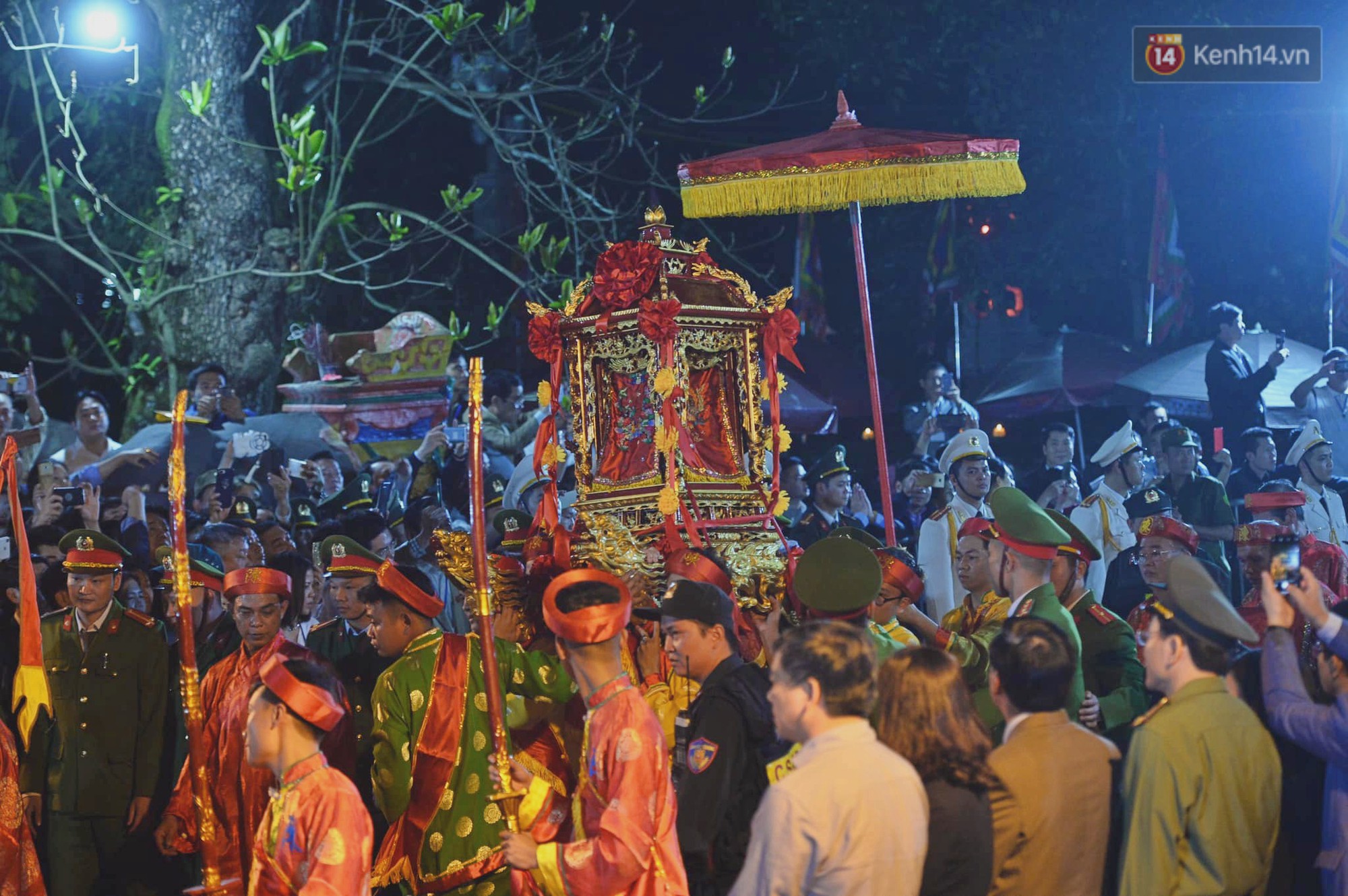 Người dân ném tiền vào kiệu ấn trước giờ khai hội tại Đền Trần