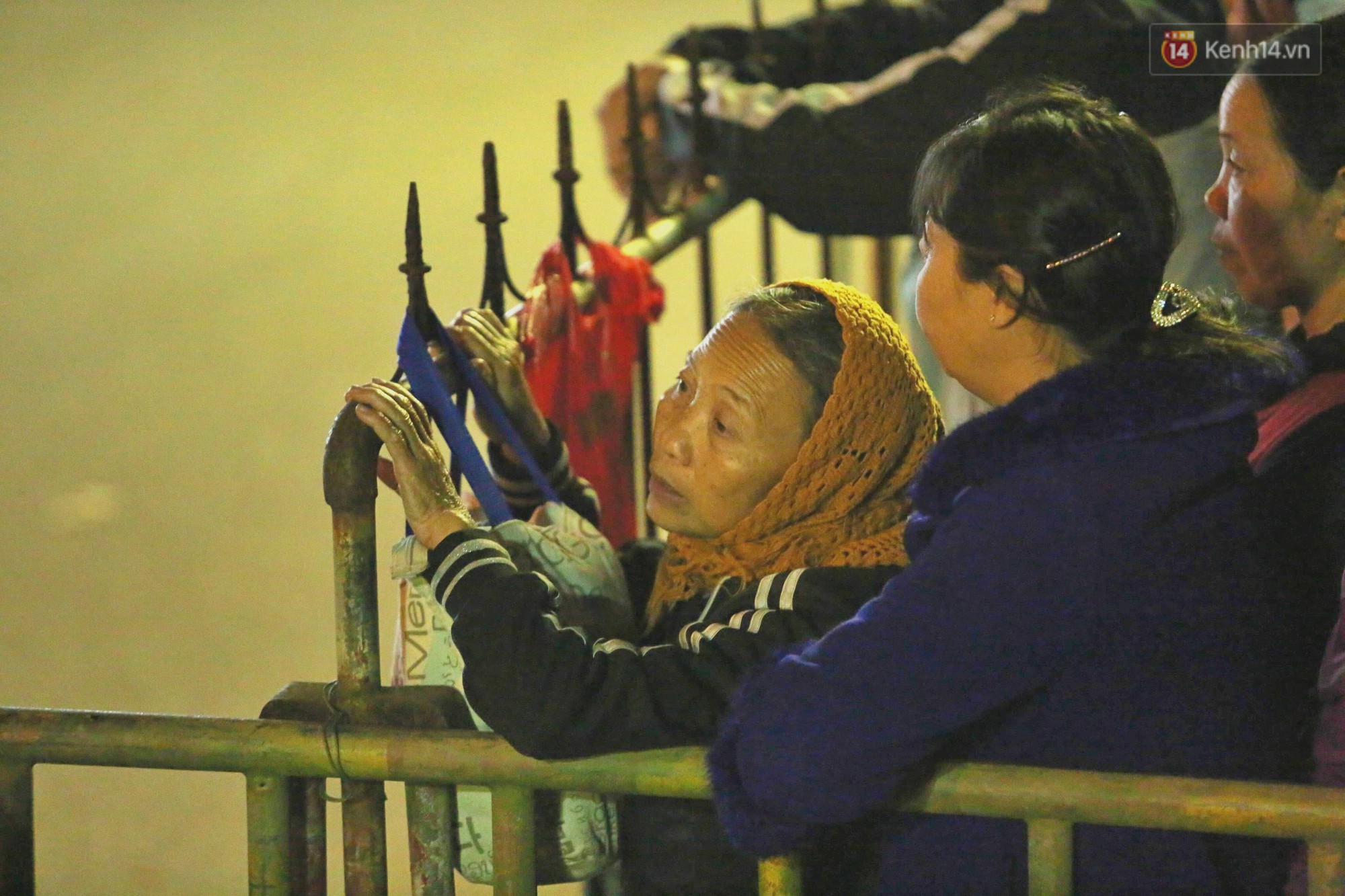 Người dân ném tiền vào kiệu ấn trước giờ khai hội tại Đền Trần