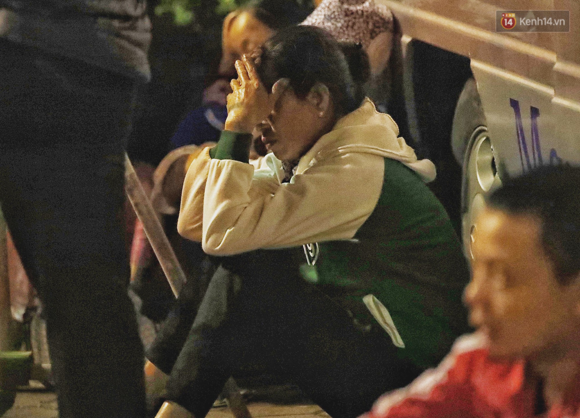 Người dân ném tiền vào kiệu ấn trước giờ khai hội tại Đền Trần