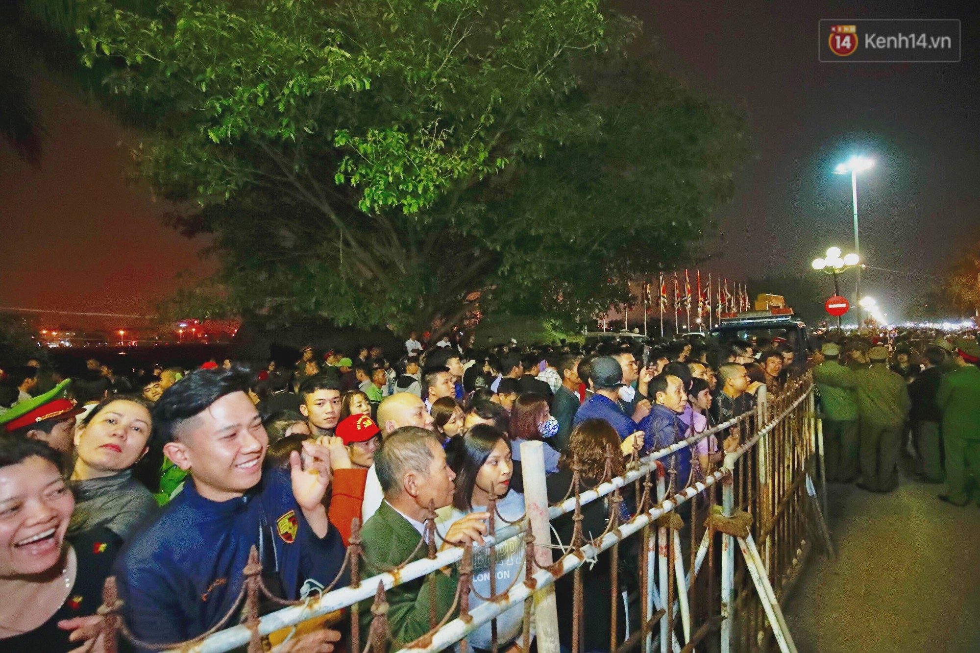 Người dân ném tiền vào kiệu ấn trước giờ khai hội tại Đền Trần