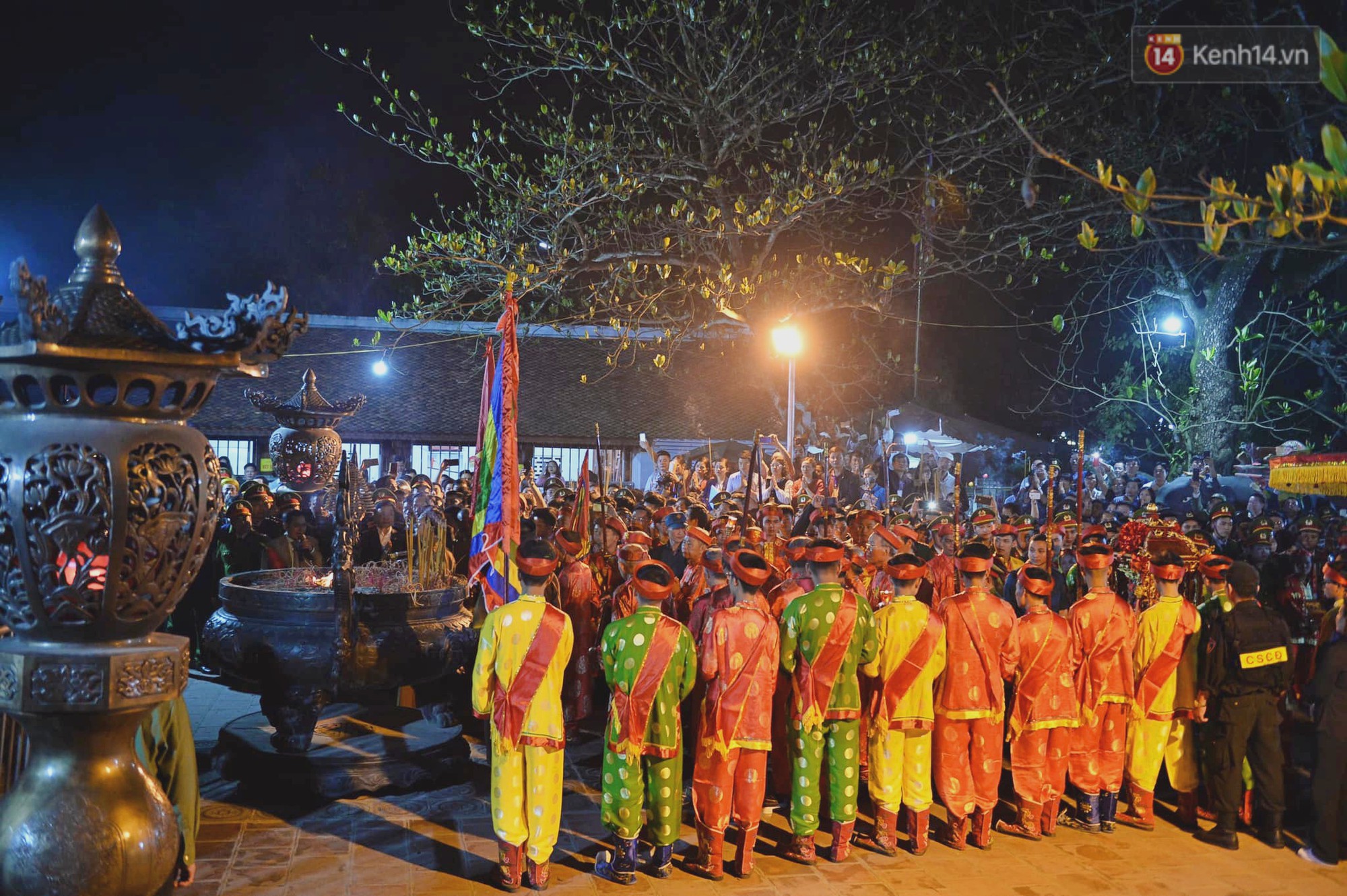 Người dân ném tiền vào kiệu ấn trước giờ khai hội tại Đền Trần