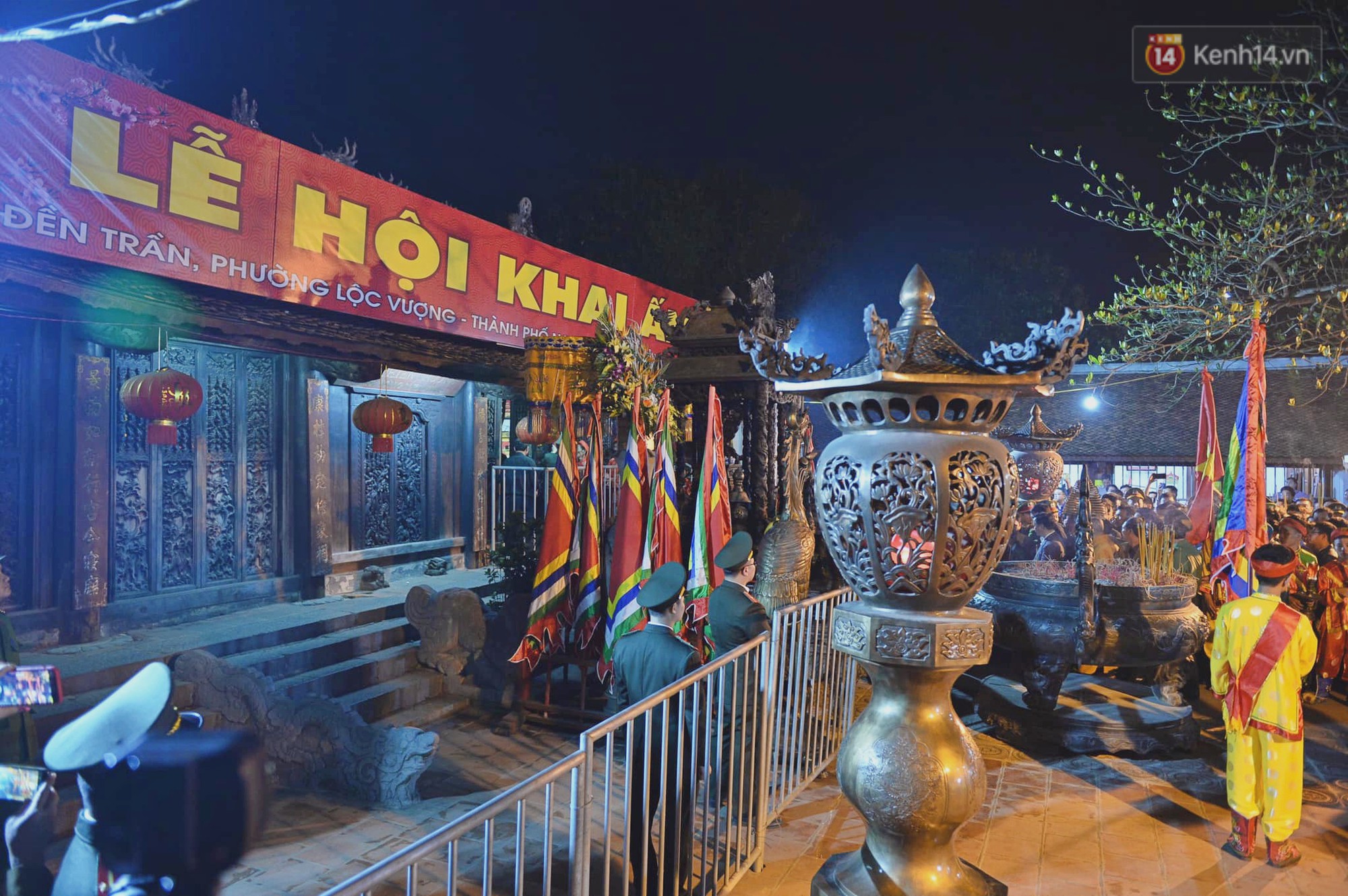 Người dân ném tiền vào kiệu ấn trước giờ khai hội tại Đền Trần