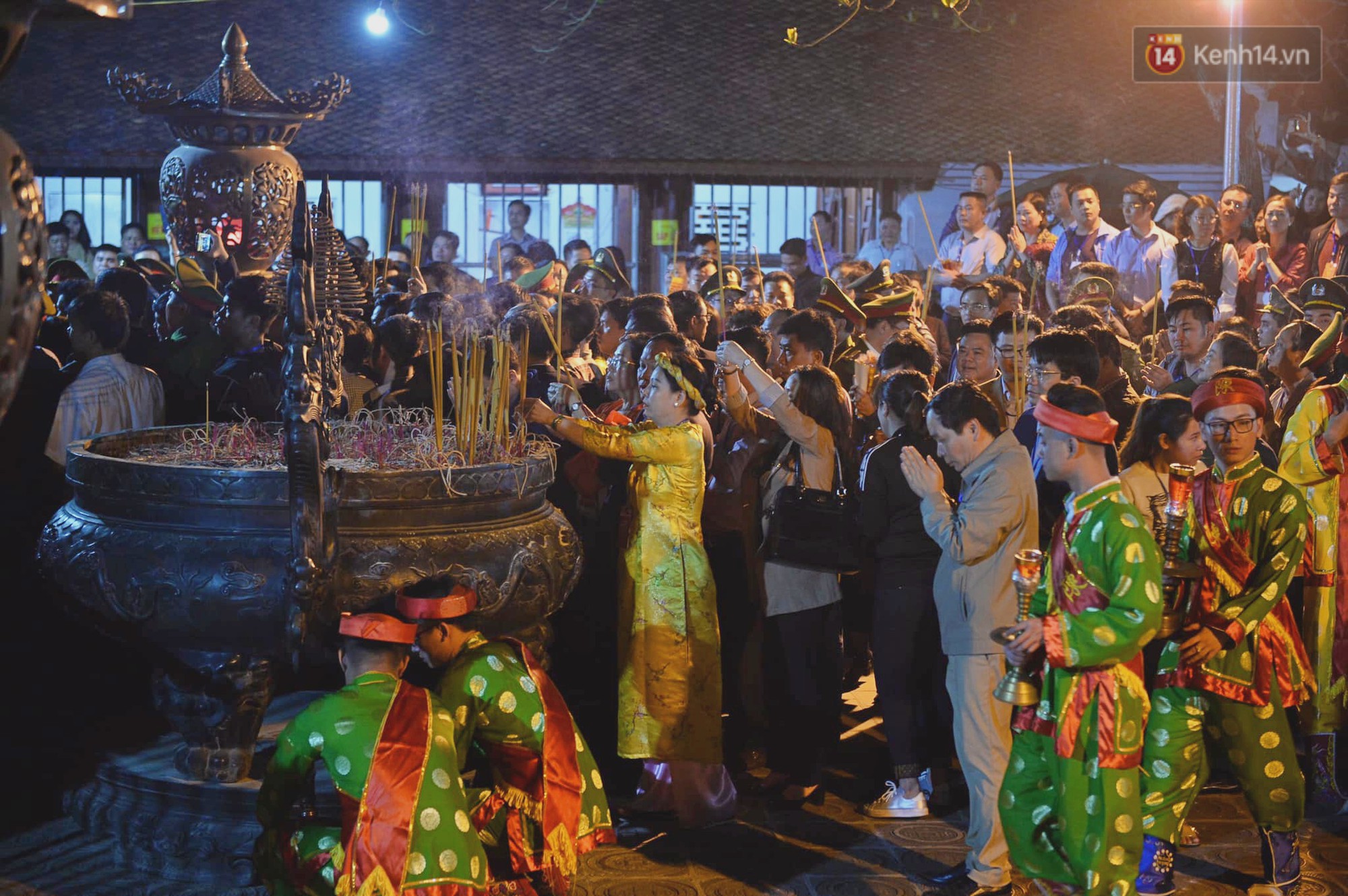 Người dân ném tiền vào kiệu ấn trước giờ khai hội tại Đền Trần