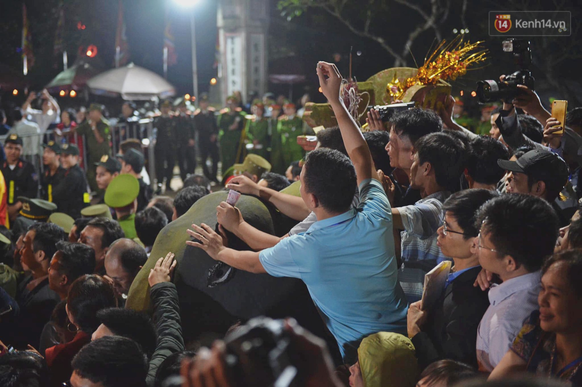 Người dân ném tiền vào kiệu ấn trước giờ khai hội tại Đền Trần