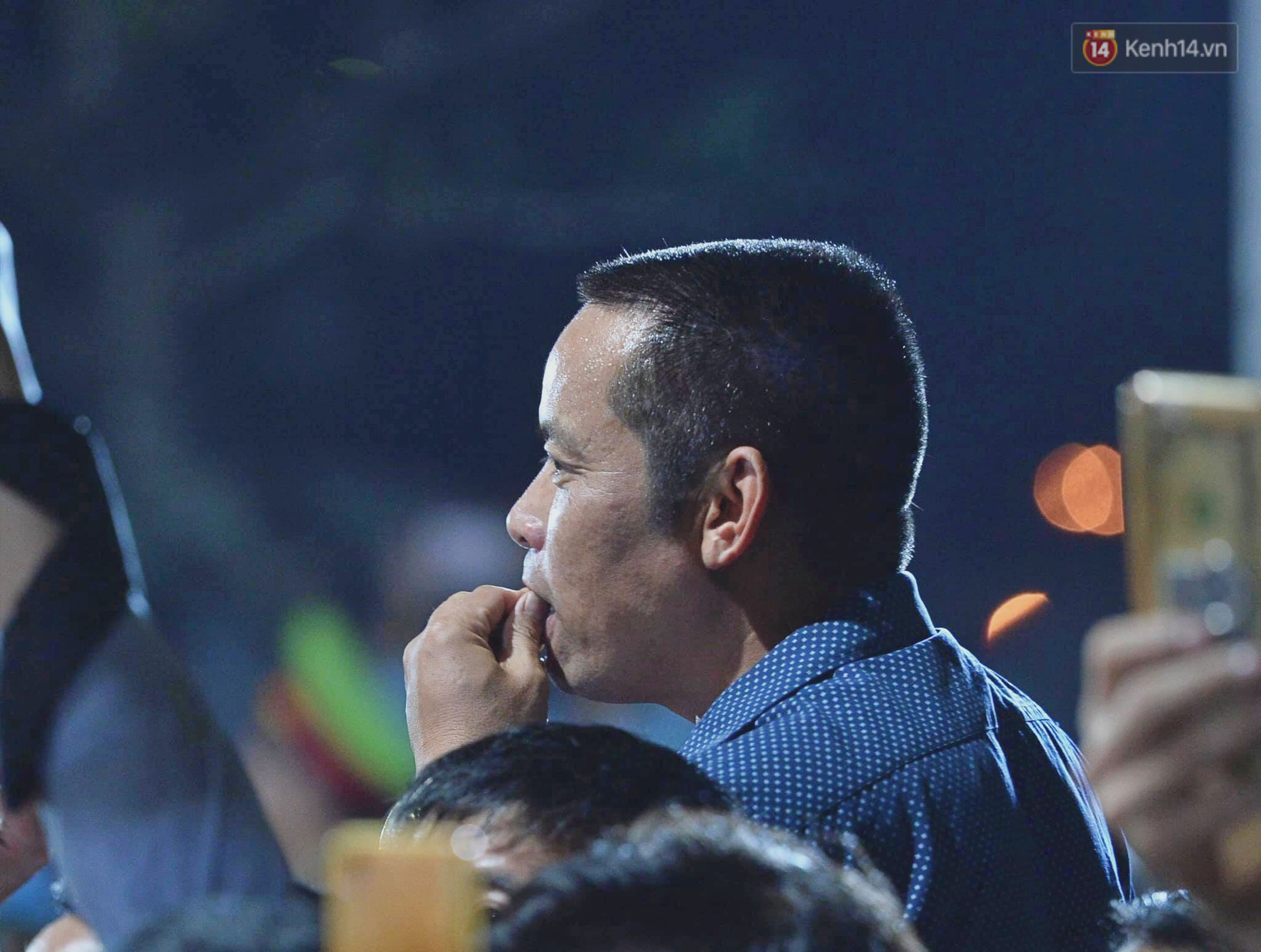 Người dân ném tiền vào kiệu ấn trước giờ khai hội tại Đền Trần