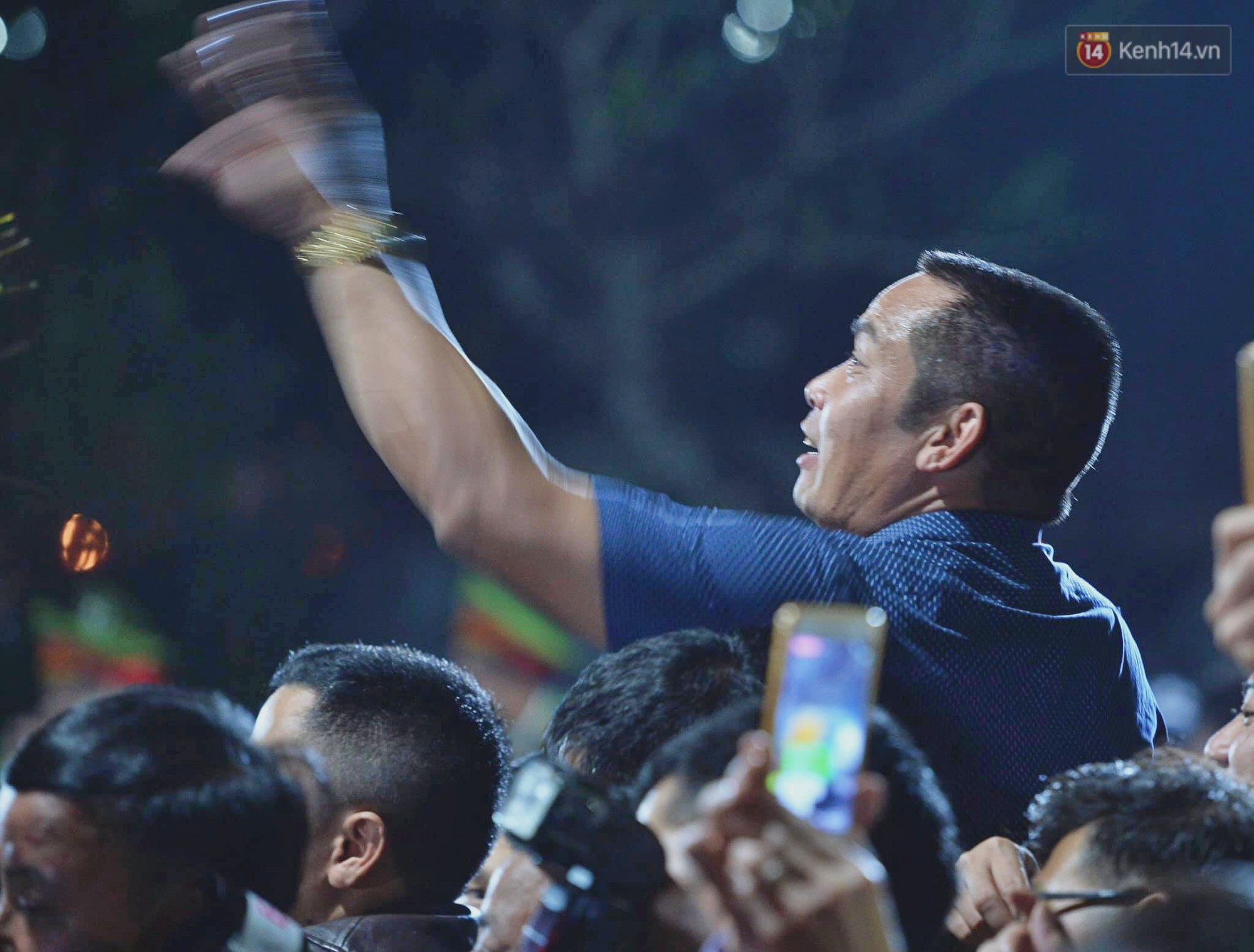 Người dân ném tiền vào kiệu ấn trước giờ khai hội tại Đền Trần