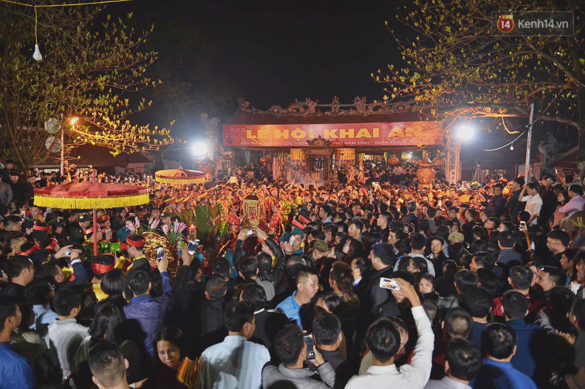 Người dân ném tiền vào kiệu ấn trước giờ khai hội tại Đền Trần