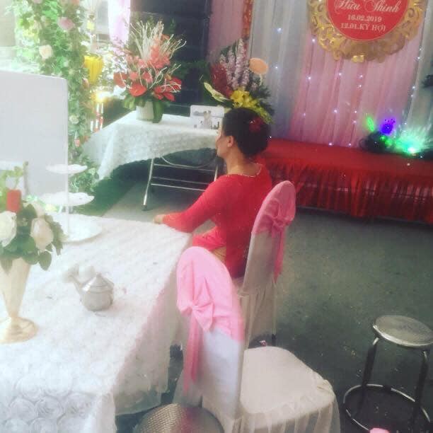 Hình ảnh người mẹ lặng lẽ rơi lệ, chẳng dám tiễn con gái lên xe hoa khiến nhiều người rưng rưng