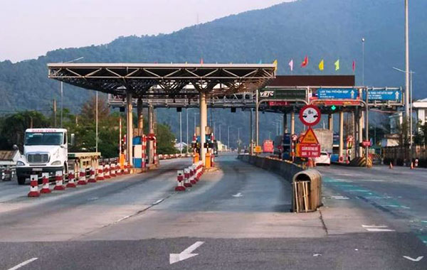 Nhóm người bịt mặt tấn công lái xe qua trạm BOT Bắc Hải Vân