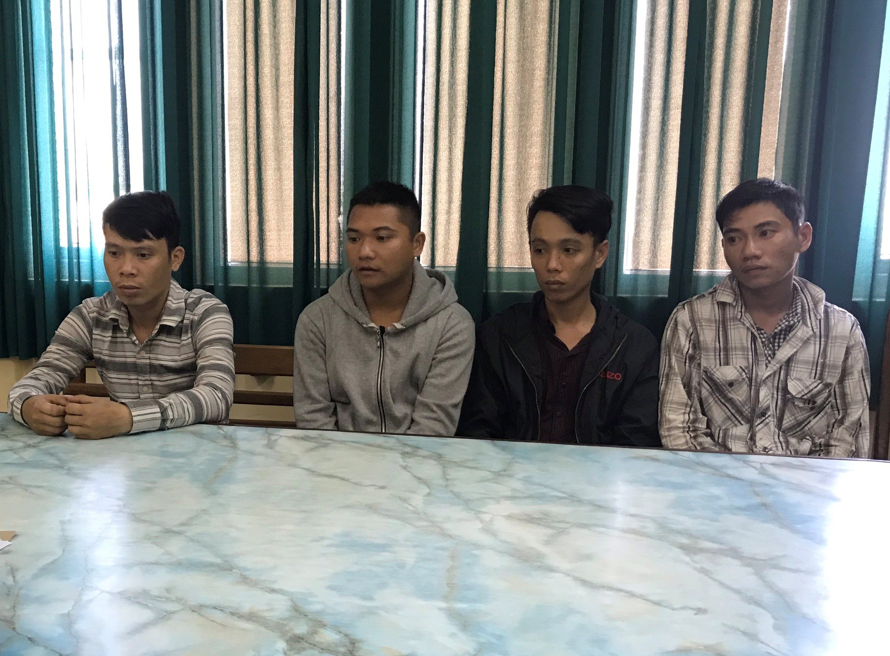 Nhóm thanh niên dùng ghế đánh vào đầu, đá liên tiếp thiếu úy công an vì bị nhắc hát karaoke ồn ào