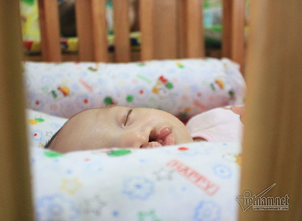 Cuộc điện thoại thay đổi số phận đứa trẻ sinh ra từ người mẹ tự tử