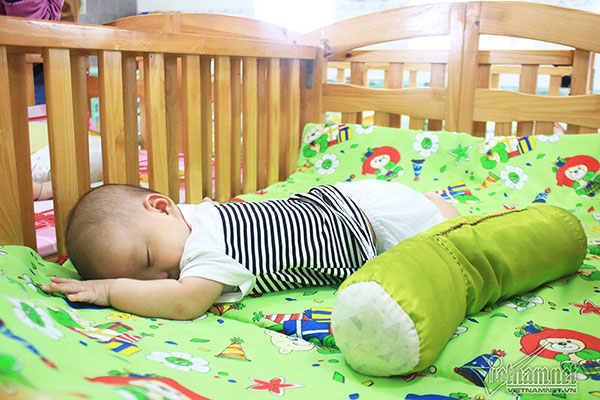 Cuộc điện thoại thay đổi số phận đứa trẻ sinh ra từ người mẹ tự tử