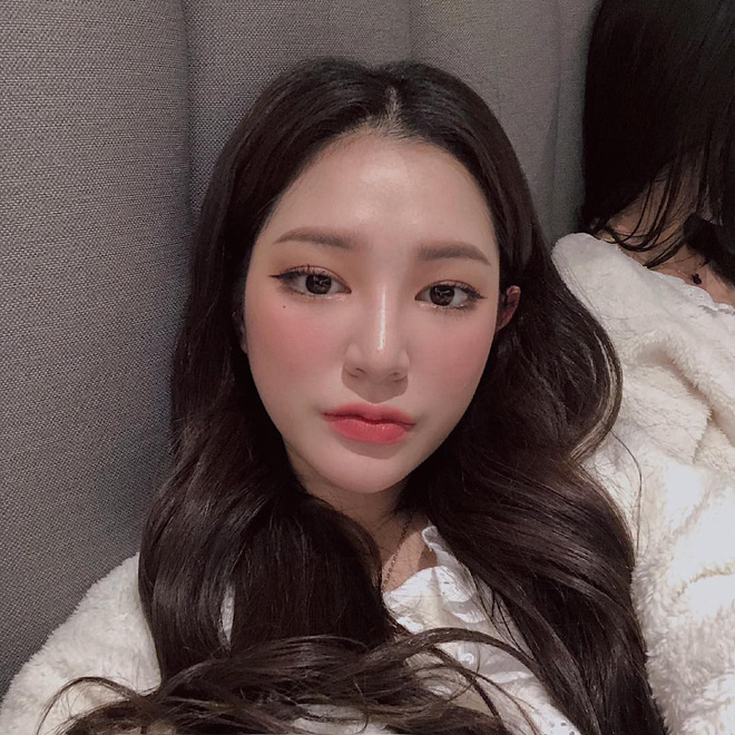 Các hot girl Hàn đánh mắt rất nhẹ nhưng vẫn xinh lồng lộn là nhờ cả vào bí kíp 2 giây này