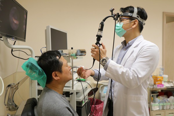 Người đàn ông bị nghẹt mũi, đêm ngủ ngáy, đi khám xong thì sốc bởi phát hiện bệnh nguy hiểm