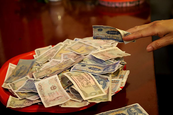 Vàng mã nghi ngút, tiền lẻ rải khắp phủ Tây Hồ rằm tháng Giêng