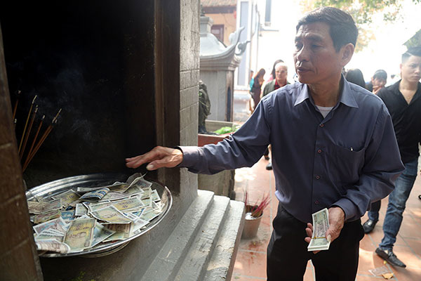 Vàng mã nghi ngút, tiền lẻ rải khắp phủ Tây Hồ rằm tháng Giêng