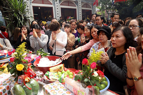 Vàng mã nghi ngút, tiền lẻ rải khắp phủ Tây Hồ rằm tháng Giêng