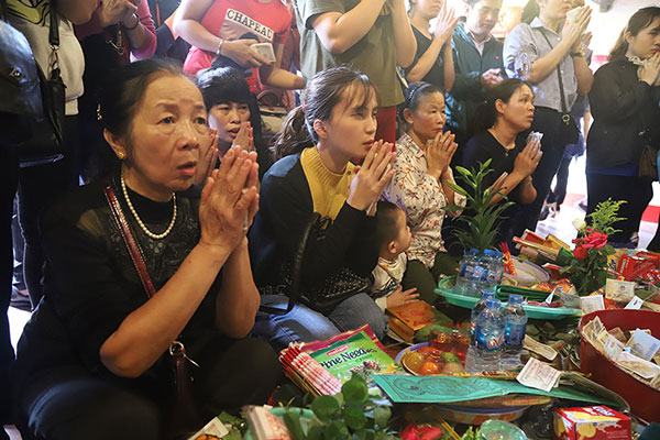 Vàng mã nghi ngút, tiền lẻ rải khắp phủ Tây Hồ rằm tháng Giêng