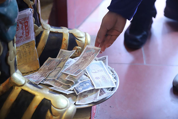 Vàng mã nghi ngút, tiền lẻ rải khắp phủ Tây Hồ rằm tháng Giêng