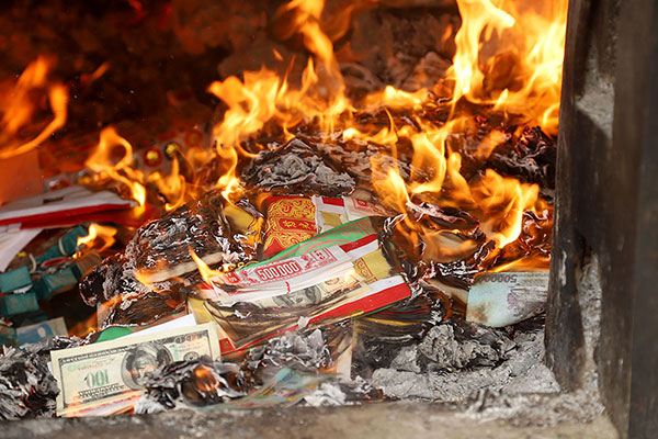 Vàng mã nghi ngút, tiền lẻ rải khắp phủ Tây Hồ rằm tháng Giêng