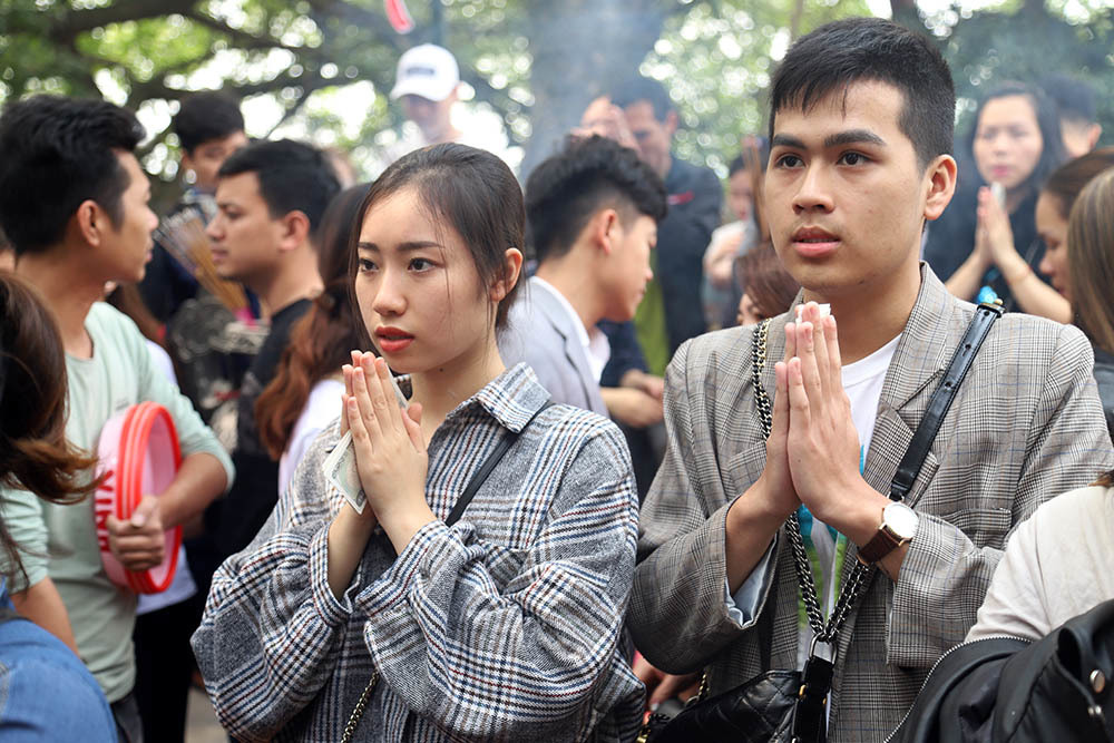 Vàng mã nghi ngút, tiền lẻ rải khắp phủ Tây Hồ rằm tháng Giêng